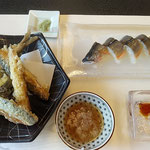 高校のクラス会では鮎尽くしの料理に舌鼓を打ちました。　　　　　・この時季に鮎尽くしとは贅沢な(和良)