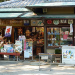 栗林公園の茶店では氷の文字が入った旗が垂らされていました。　　　　・茶店では氷の旗をなびかせて(和良)