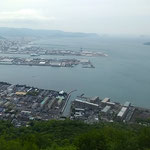 屋島の獅子の霊験展望台から高松港と瀬戸内海が見えました。　　　　・女木男木も瀬戸大橋も霞みをり(和良)