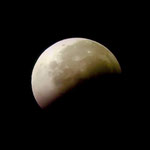 皆既月食の写真を全国各地の友人から送っていただきました。　　　  　　・秋の夜の皆既月食始まりぬ(和良)