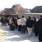 屋島のうどんの老舗・わら家には長い列が出来ていました。　　　　・年越しはうどんと決めて列に着く(和良)