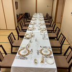ホテルでは家族十六人のディナーの席が用意されていました。　　　　・夏の旅ディナーの席の用意され(和良)
