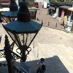 道後温泉・神の湯二階席の簾を巻き上げれば灯籠がありました。　　　　・簾巻き上げば灯籠ありにけり(和良)