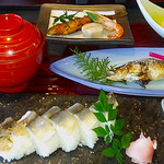 徳島市の鮎料理店では養殖の鮎は使っていないと言っていました。　　　・養殖でなき焼き鮎の佳き香り(和良)