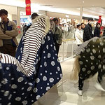 獅子舞はお正月の買い物客の間を踊り抜けていきました。　　・獅子舞のショッピングモール踊り抜け(和良)