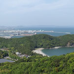 日の峰山の山頂から徳島方面を眺めると淡路島まで見えました。　　　・鶯を背に淡路までよく見えて(和良)　