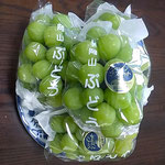 岡山の友は酷暑に耐えた葡萄は甘いと思うよと言っていました。　　　・葡萄来る暑かったから甘かろと(和良)