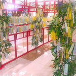 藍住町のショッピングモールの七夕飾りに短冊が犇いていました。　　　　　・七夕の笹撓みをり短冊に(和良)