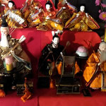 假屋崎省吾華道展では弓と矢を持った随身雛も飾れれていました。　　　　・弓矢持つ随身雛の凛として(和良)