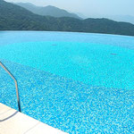 鳴門市のホテルでは客を待つプールが綺麗に磨かれていました。　　　・客を待つホテルのプール美しき(和良)