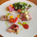 ホテルで開いた十二人家族の新年会はコース料理を楽しみました。　　　　　・前菜もまた美しき新年会(和良)