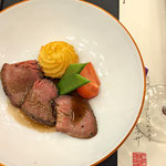 淡路島のホテルの夕食には淡路牛のステーキも出て豪華でした。　　　　・春の旅淡路牛なるステーキも(和良)