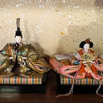 假屋崎省吾さんの華道展の内裏雛は賢そうなお顔でした。　　　　　　・賢さうなお顔でありし内裏雛(和良)