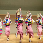 さくらホールでは徳島市内の高校の連も阿波踊に繰り出していました。　　・高校も連で繰り出す阿波踊(和良)