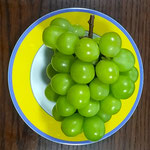 シャインマスカットという葡萄は一房でも結構重かったです。　　　　　・一房でずつしり重き葡萄かな(和良)