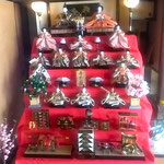 徳島市の原田家住宅では桃の花を添えた雛壇が飾られていました。　　　・雛壇に添へてありしは桃の花(和良)