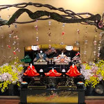 華道展では壇の雛の前に吊るし雛が飾られていました。　　　　　　　・吊るし雛壇の雛と飾られて(和良)