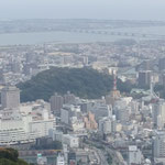 眉山の山頂から眺めた徳島市は冬の日差に包まれていました。　・冬日濃し山の人にも下界にも（和良）