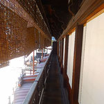 道後温泉・神の湯の二階席には簾が張り巡らされていました。　　　　　　・神の湯の二階席なる簾かな(和良)