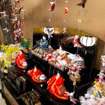 假屋崎省吾さんの華道展の雛は美しく可愛い顔をしていました。　　　　・可愛くて美しきかな雛の顔(和良)