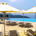 ホテルのプールではパラソルや寝椅子が用意されていました。　　・プールにはパラソル寝椅子用意して(和良)