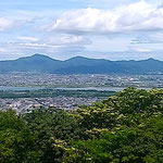 眉山山頂から見た四国三郎・吉野川はゆったりと流れていました。　　　・五月晴れ四国三郎ゆつたりと(和良)