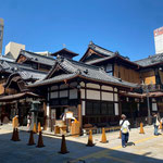 道後温泉本館の坊つちゃん湯には浴衣がけで来る人もいました。　　　　　　・浴衣着て道後温泉本館へ(和良)