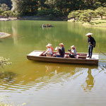 栗林公園の池を巡る舟遊は外国人の観光客に特に人気がありました。　　　・外つ国の人に人気や舟遊(和良)