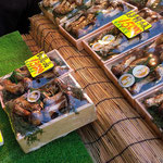 上野のアメ横では観光客も見られるようになり松茸に人気がありました。・アメ横の今日の目玉は松茸と(和良)