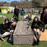 淡路島では海沿いに長椅子を並べた休憩所がありました。　　　　　　・長椅子に寛ぎ春の日差し受く(和良)