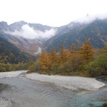 河童橋から見た穂高連峰です。山が迫ってくる感じがしました。　　　　　　　　　　　　　　　　　　　　　　　　　　　　・秋惜しむ一日短し上高地(和良)