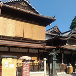 道後温泉本館に並ぶ客待ちの人力車にも日除けがされていました。　　・客待ちの人力車にも日除けして(和良)