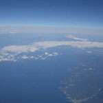 徳島から東京への飛行機の窓から白雪の富士と南アルプスが見えました。  ・乗初の飛機白無垢の富士指呼に（和良）