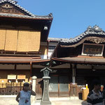 道後温泉本館の坊つちゃん湯には大きな簾が掛かっていました。　　　・坊つちゃん湯大きな簾巡らせて(和良)