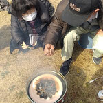 阿南市の牛岐公園での吟行句会では牡丹焚火が行われました。　　　・去年咲きし牡丹の榾を焚きにけり(和良)