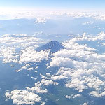 東京から徳島への飛行機から雪解富士がくっきりと見えました。　　・飛機の窓より雪解富士くつきりと(和良)