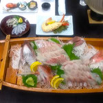 南知多の宿の二日目は桜鯛の舟盛りと名物の鯛めしが出ました。　　　　　・名物の鯛の舟盛り鯛めしも(和良)