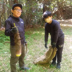 竹林から掘り出したばかりの筍を抱えて山を下りてきました。　　　　　・掘り出せし筍下げて山下りる(和良)