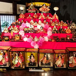 假屋崎省吾さんの華道展では雛をハートで囲ったものもありました。　　　　・雛壇の雛にハートの花飾(和良)