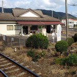 鳴門線の池谷駅から高徳線の池谷駅に乗り換え高松駅に行きました。　　・敗荷田抜けて無人の駅に着き(和良)