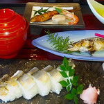 徳島市の鮎料理店では養殖の鮎は使っていないと言っていました。　　　・養殖でなき焼き鮎の佳き香り(和良)