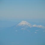 世界遺産となった富士山も雪化粧していました。綺麗でした。　　　　　　　　　　　　　　　　　　　　　　　　　　　　　・白雪の富士に気品のありにけり(和良)　