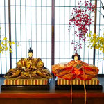 假屋崎省吾さんの華道展の内裏雛は優しい顔をしていました。　　　　　・お優しいお顔でおわす内裏雛(和良)