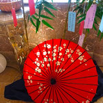 七夕の笹の隣に短冊があり自由に願い事を書いていました。　　　 　　　　　・七夕の笹に一杯願い事(和良)