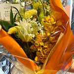 金婚を祝う春を呼ぶ花束は嫁たちが選んで持ってきてくれました。　　　　・春を呼ぶ大き花束嫁らより(和良)
