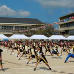 藍住東小学校の運動会ではダンスなどたくさんの演目がありました。・誰も彼も我が子に夢中運動会(和良)