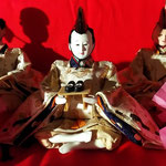 假屋崎省吾華道展では履物を持った仕丁雛も飾られていました。　　　　　・仕丁雛沓台持ちし泣き上戸(和良)