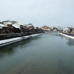 金沢市の中心にある浅野川は雪景色の中をゆったりと流れていました。　　・雪晴れて鏡のやうな浅野川（和良）