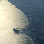 東京から徳島への機上から江ノ島に寄せる卯波がよく見えました。　　・江ノ島に寄する卯波を機上より(和良)