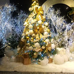 東京のホテルの本館ロビーには金箔の聖樹が飾られていました。　　　　　・金箔の聖樹ホテルの玄関に(和良)